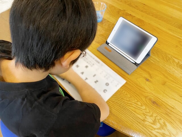 タブレットで学習する男の子