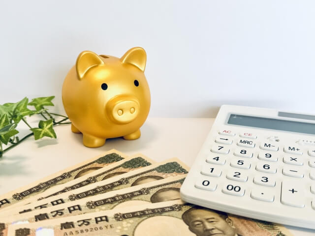 電卓と金の貯金箱と日本円