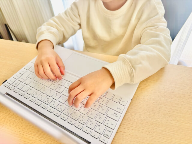 キーボードを打つ子供の手元の様子