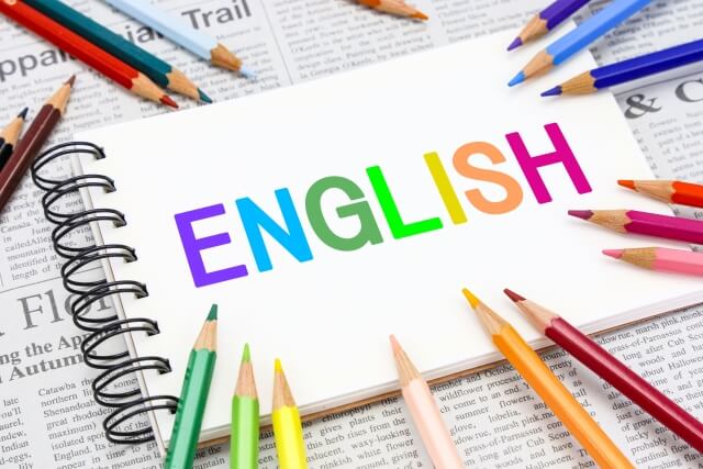 カラフルな鉛筆と英語のテキスト