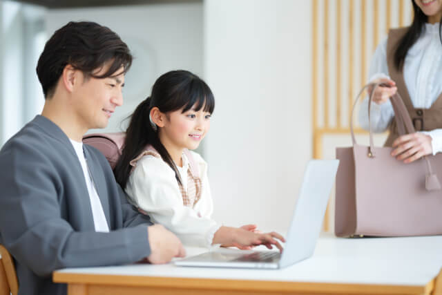 ノートパソコンを操作する二人のビジネスマン